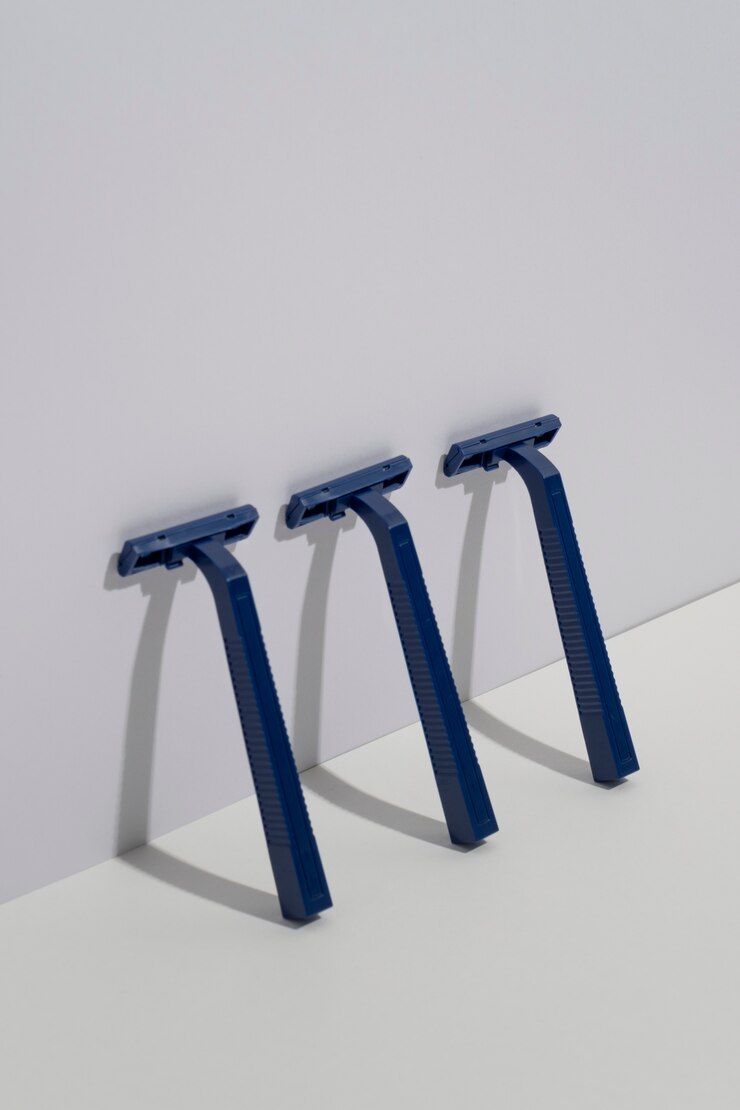 Free Photo still life with razor blade