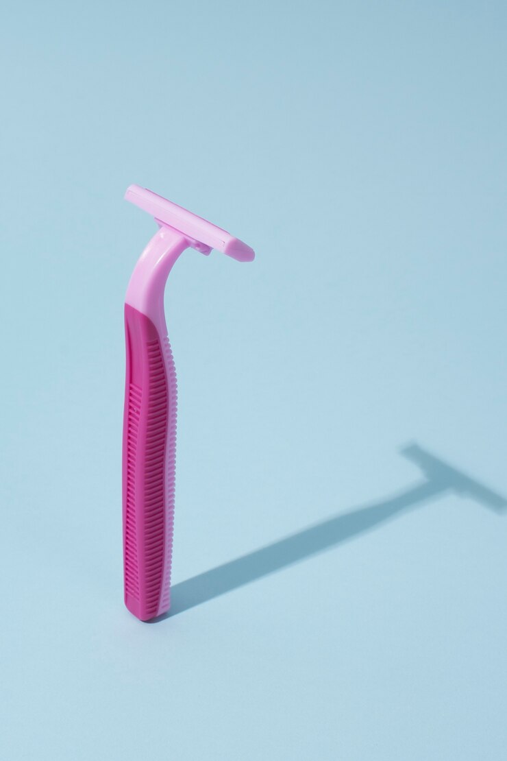 Free Photo still life with razor blade