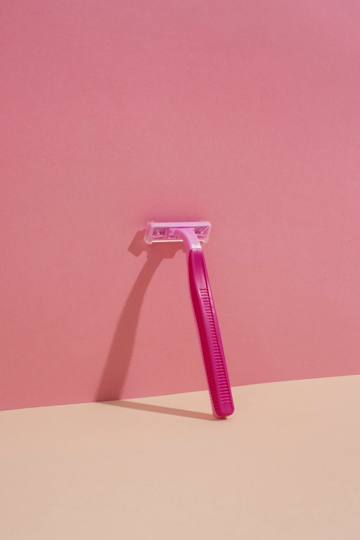 Free Photo still life with razor blade