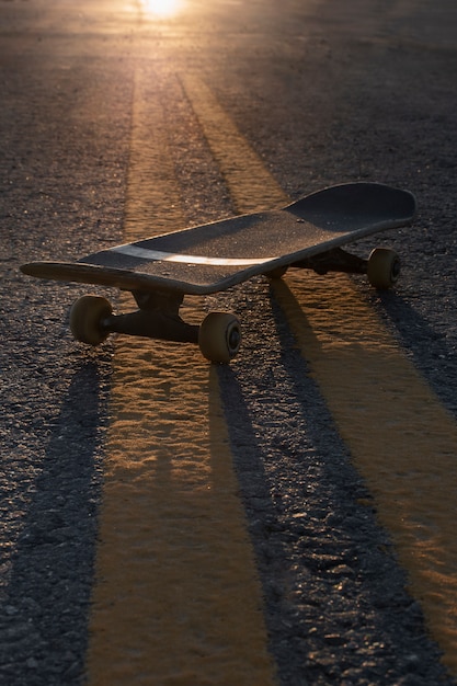 무료 사진 도로 위의 스케이트보드가 있는 정물화