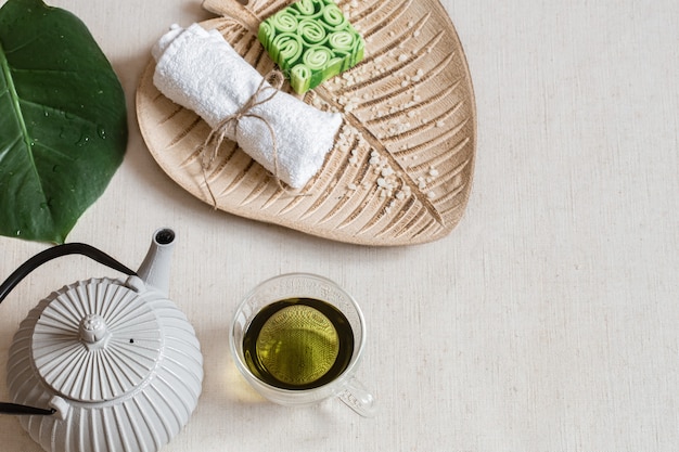 Натюрморт с мылом, полотенцем, листом и копией пространства для зеленого чая. Концепция здоровья и красоты.