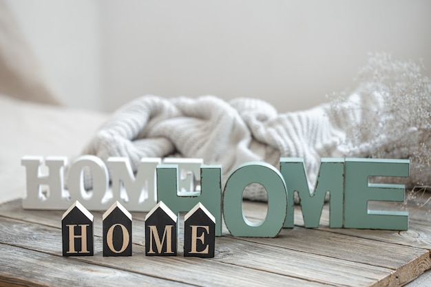 Бесплатное фото Натюрморт со словами дома для домашнего декора на размытом фоне. понятие домашнего уюта и комфорта.