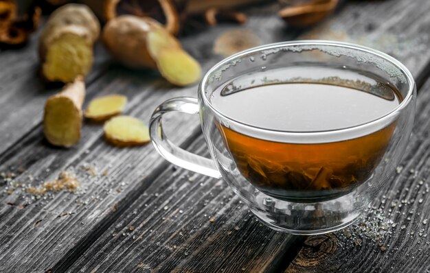 木製の透明なお茶のある静物