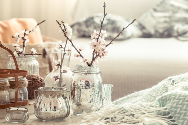 Foto gratuita natura morta con vasi con fiori primaverili in soggiorno