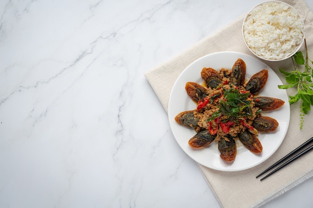 Basilico saltato in padella con uovo piccante del secolo servito con riso al vapore e salsa di pesce al peperoncino, cibo tailandese.