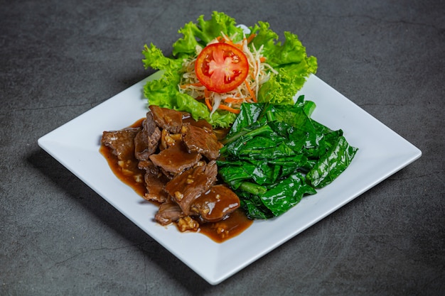 Stir-fried beef in oyster sauce and served.
