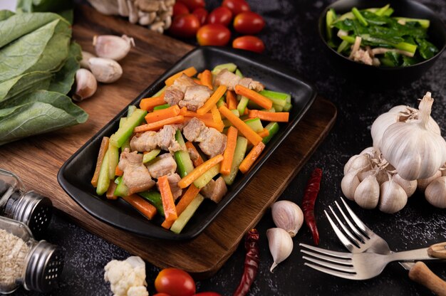 Stir-fried carrots and cucumber with pork belly.