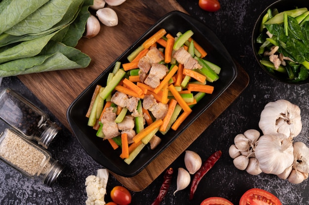 Stir-fried carrots and cucumber with pork belly.