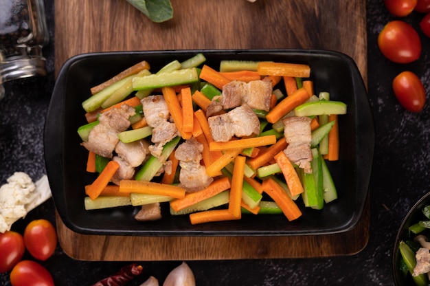 Stir-fried carrots and cucumber with pork belly.