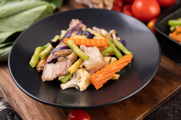 Stir-fried carrots and cucumber with pork belly.