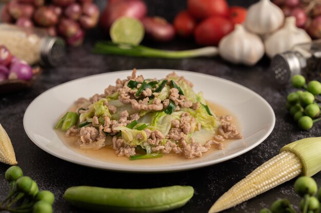 白菜の白菜炒めと豚ひき肉の白皿炒め。