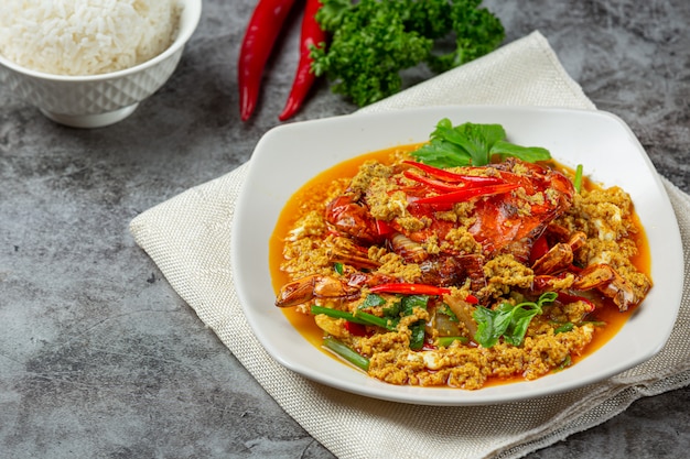 Free photo stir fried crab with curry powder beautiful side dishes.