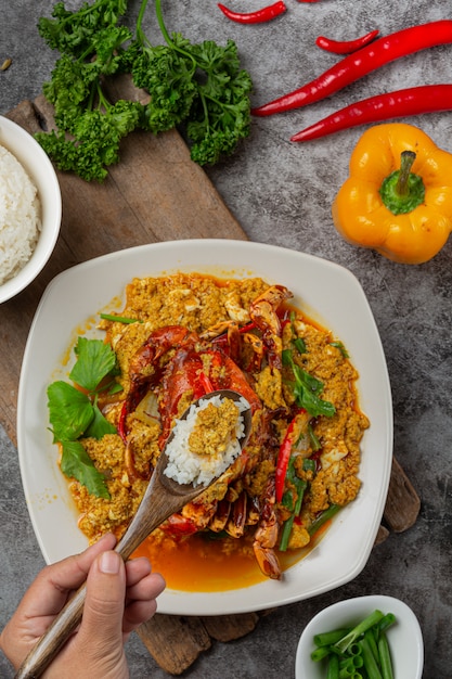 Free photo stir fried crab with curry powder beautiful side dishes.