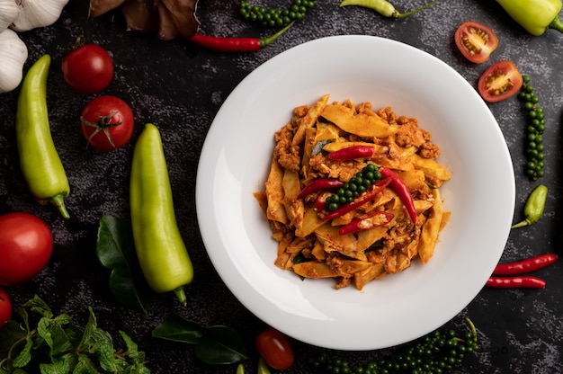 Pasta di curry saltata in padella con germogli di bambù e maiale macinato