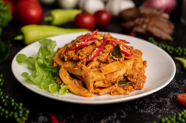 Pasta di curry saltata in padella con germogli di bambù e maiale macinato