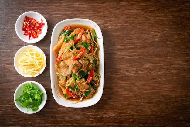 揚げ魚と中国のセロリの炒め物-アジア料理スタイル