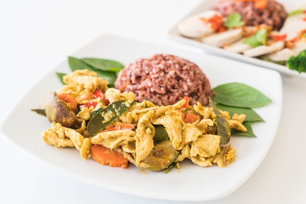 Free photo stir-fried green curry chicken with berry rice