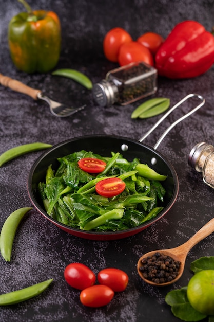 Free photo stir-fried kale in oyster sauce on a pan.