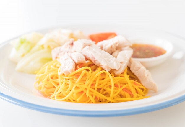 stir-fried noodle with chicken