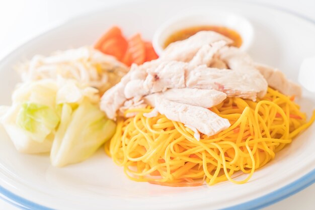 stir-fried noodle with chicken