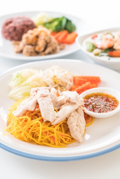 Free photo stir-fried noodle with chicken