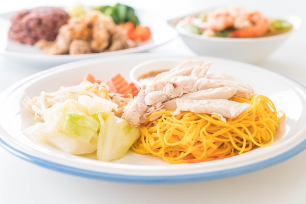 stir-fried noodle with chicken