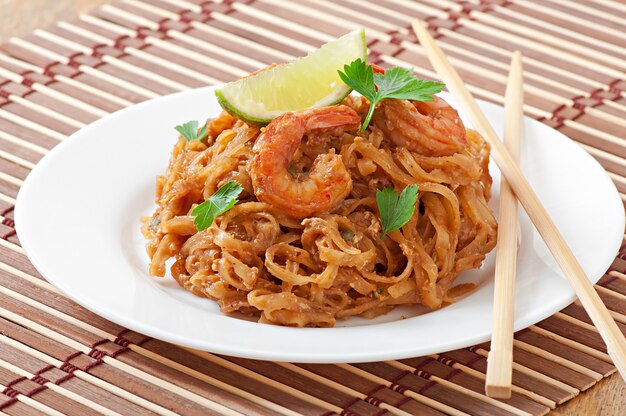 Stir-Fried noodles with prawns und vegetables