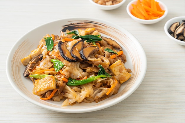豆腐と野菜の炒め麺-ビーガンとベジタリアンのフードスタイル