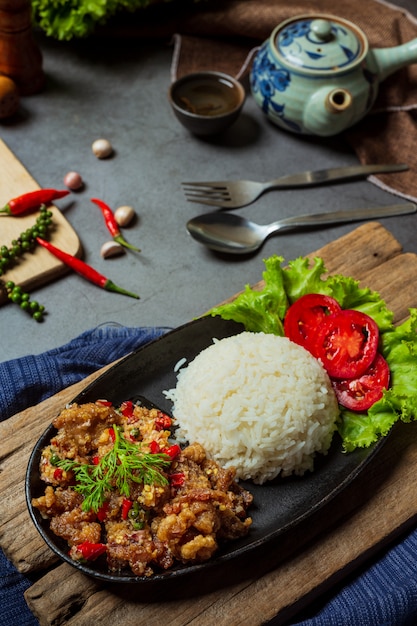 Free photo stir fried pork, salt and chillies, decorated with thai food ingredients.