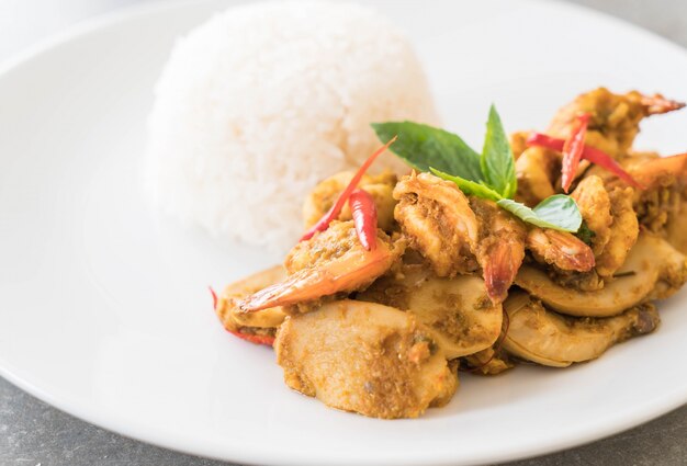 Stir fried shrimp and green curry