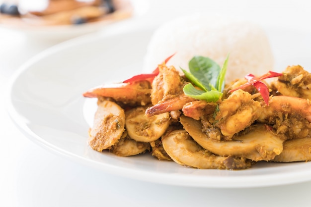 揚げエビとグリーンカレーを炒める