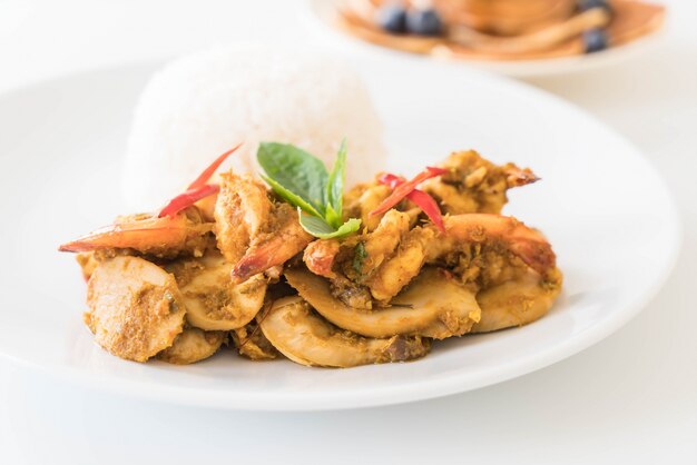 揚げエビとグリーンカレーを炒める