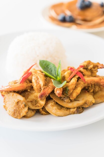 揚げエビとグリーンカレーを炒める