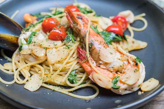 Жареные спагетти из морепродуктов