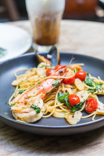 Free photo stir-fried spaghetti seafood