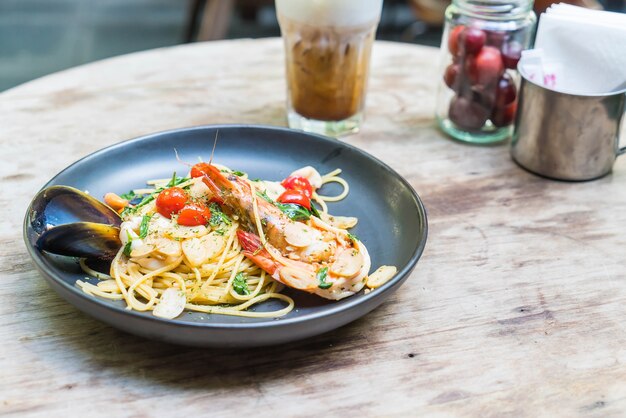 stir-fried spaghetti seafood