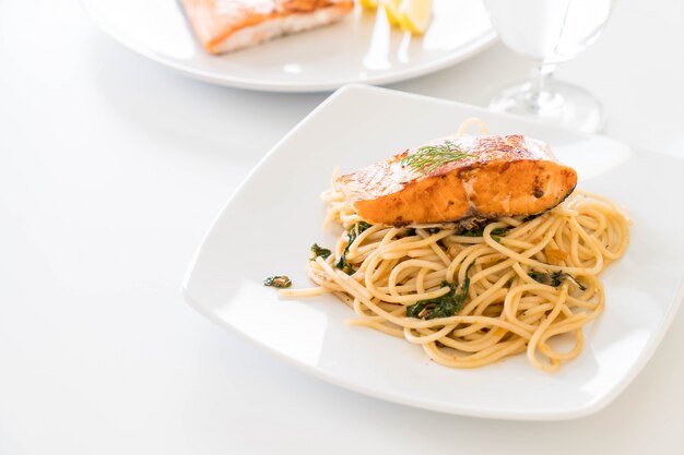 Жареные жареные спагетти с лососем