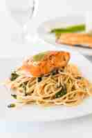 Foto gratuita spaghetti speziati fritti con salmone