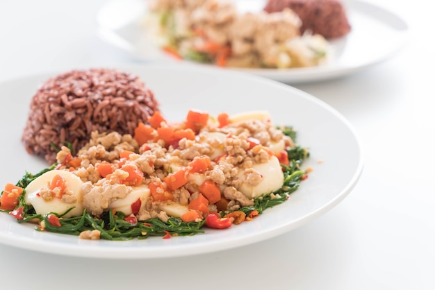 Free photo stir-fried tofu, climbing wattle, minced pork and soya bean with berry rice