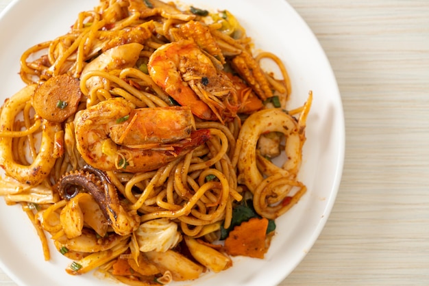 Жареные вяленые спагетти с морепродуктами том ям - fusion food style