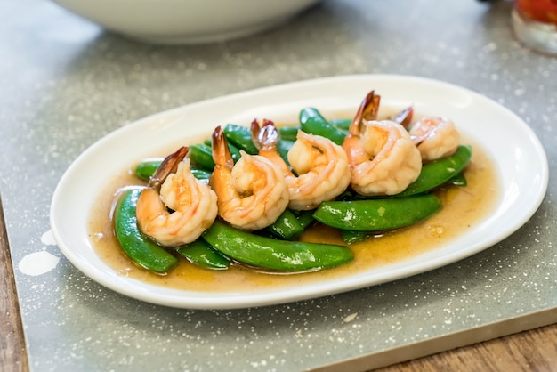 Free photo stir fry snow peas with prawns