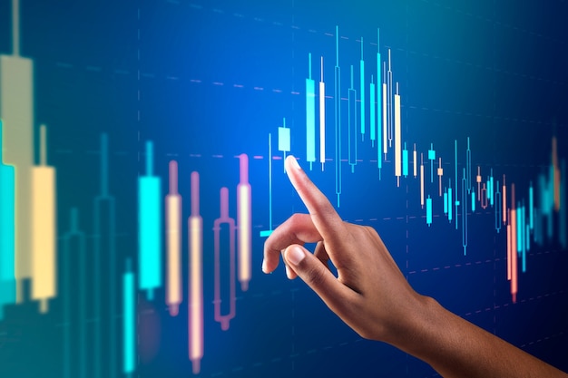 Бесплатное фото График фондового рынка на виртуальном экране с цифровым ремиксом руки женщины