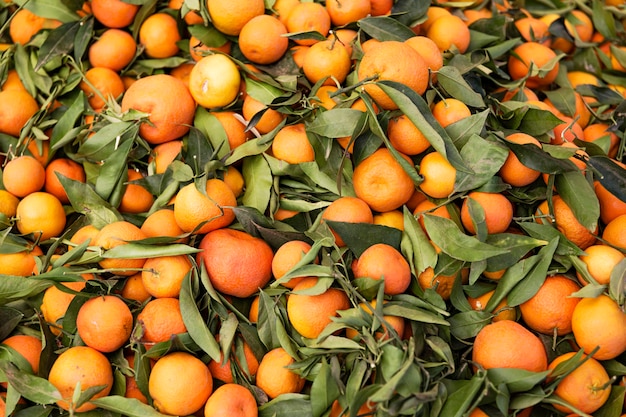 Бесплатное фото Запас апельсинов с листьями