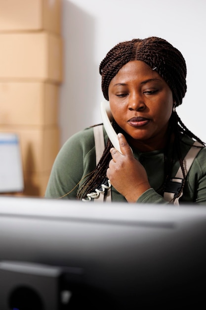 Free photo stockroom supervisor discussing order delivery details