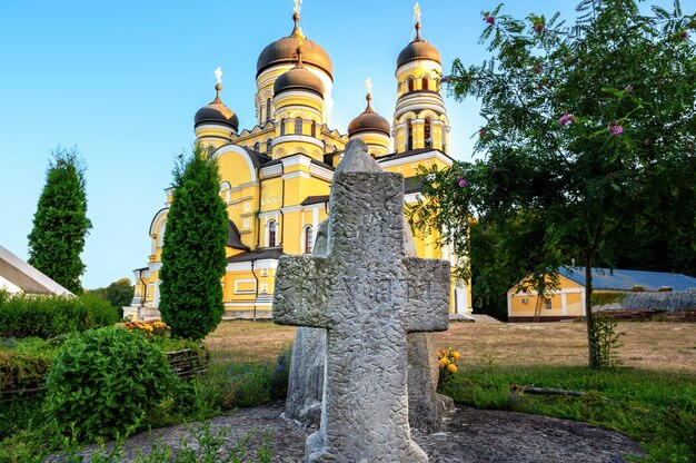 Каменная статуя креста перед монастырем и церковью Хынку.