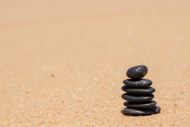 Foto gratuita pietre sulla spiaggia