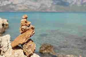 Foto gratuita pietre su sfondo sfocato mare