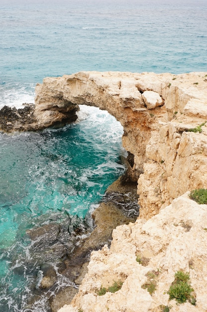 キプロスの海岸の石と丘