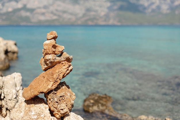 Бесплатное фото Камни на размытом фоне моря
