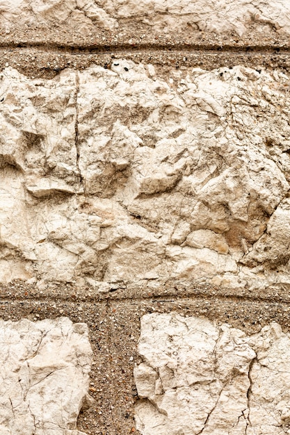 Камни с шероховатой поверхностью и трещинами
